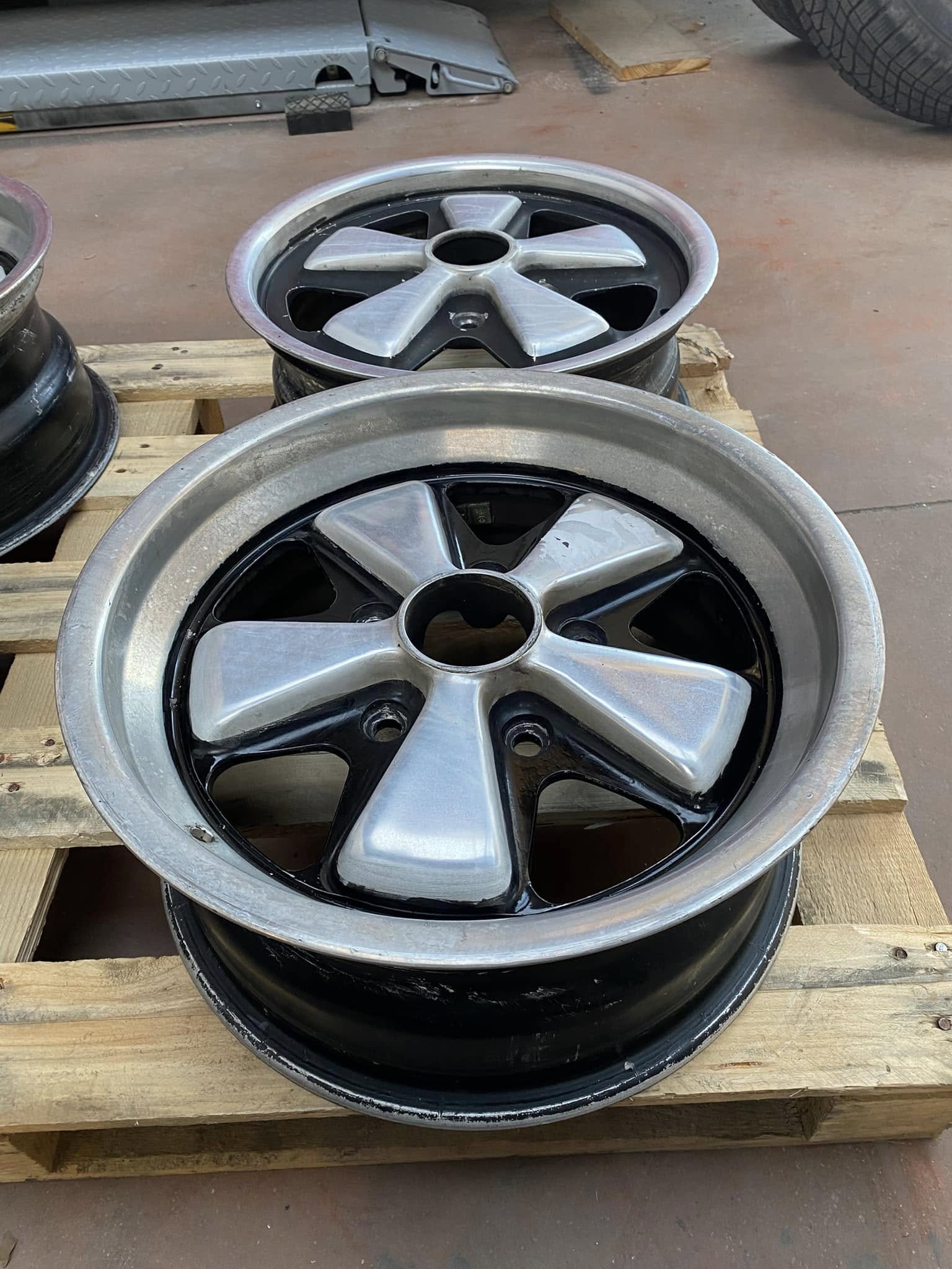 Jante rayée avant remise en état (réparation jantes alu)